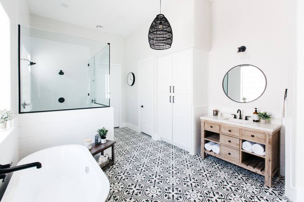 Источник вдохновения для домашнего уюта: ванная комната в стиле неоклассика (современная классика) с светлыми деревянными фасадами, отдельно стоящей ванной, белыми стенами, врезной раковиной, разноцветным полом, белой столешницей и плоскими фасадами