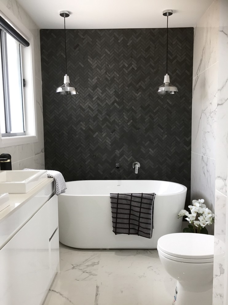 Modernes Duschbad mit flächenbündigen Schrankfronten, weißen Schränken, freistehender Badewanne, schwarzen Fliesen, Mosaikfliesen, weißer Wandfarbe, Einbauwaschbecken und weißem Boden in Sydney