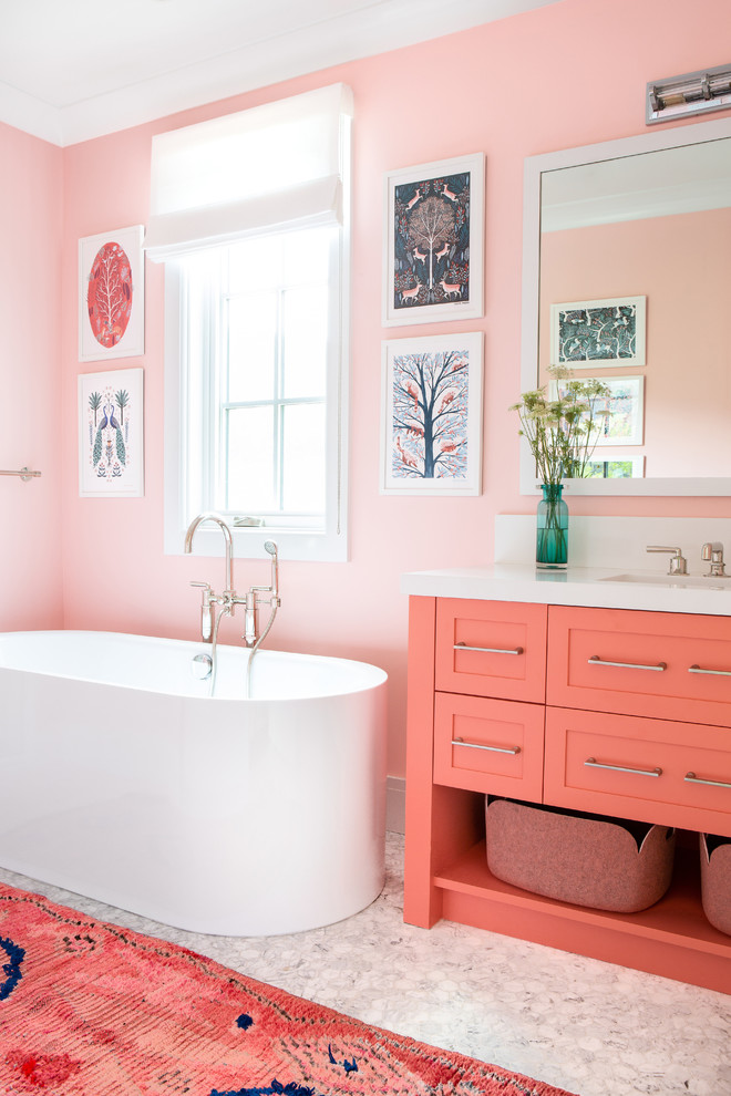 Пример оригинального дизайна: детская ванная комната среднего размера в стиле кантри с фасадами в стиле шейкер, отдельно стоящей ванной, розовыми стенами и белой столешницей