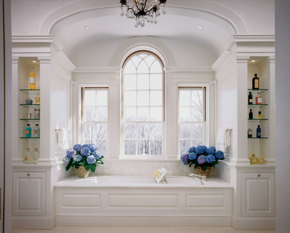 Idées déco pour une douche en alcôve principale classique avec un placard avec porte à panneau encastré, des portes de placard blanches, un plan de toilette en marbre, un carrelage blanc, un mur blanc et un sol en marbre.