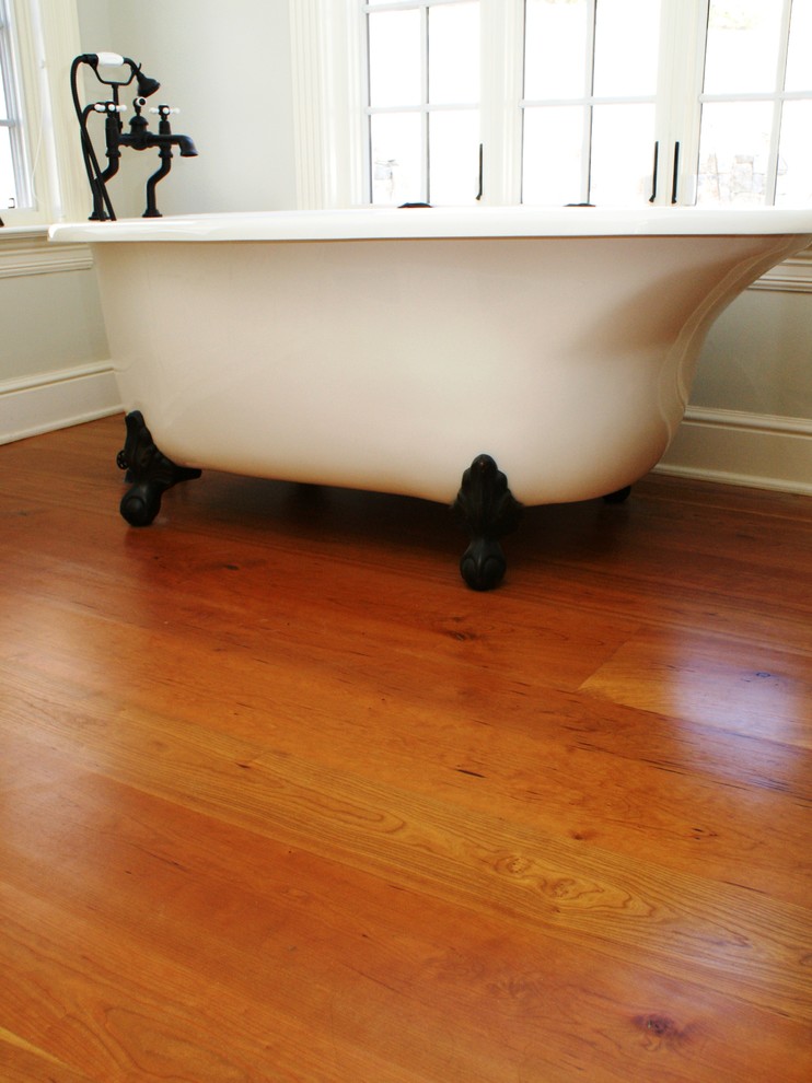 Foto di una stanza da bagno classica con pavimento in legno massello medio