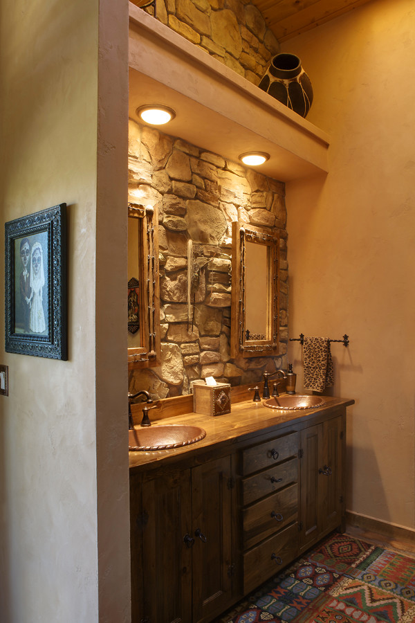 Esempio di una stanza da bagno padronale stile americano di medie dimensioni con ante lisce, ante in legno bruno, pareti beige, pavimento in legno massello medio, lavabo da incasso e top in legno
