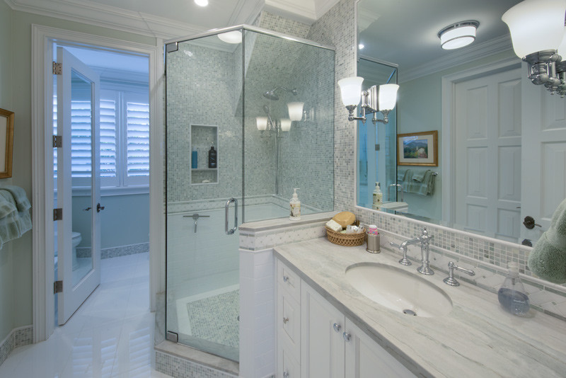 Inspiration för stora klassiska en-suite badrum, med ett fristående badkar, en toalettstol med hel cisternkåpa, vit kakel och gröna väggar