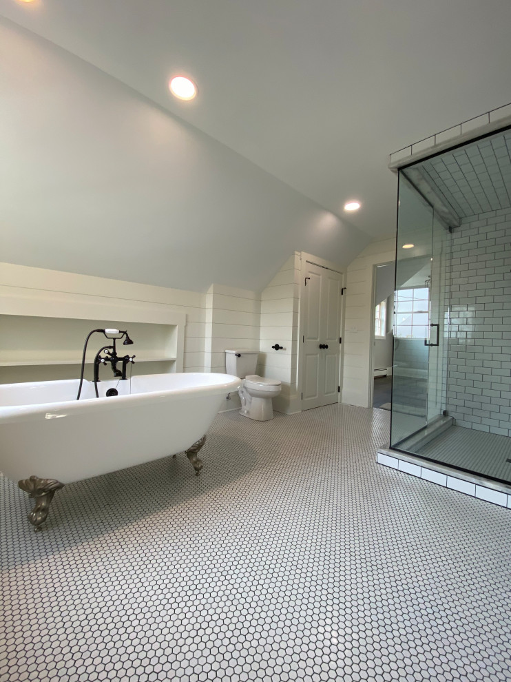Источник вдохновения для домашнего уюта: главная ванная комната в стиле кантри с фасадами с декоративным кантом, белыми фасадами, ванной на ножках, угловым душем, черно-белой плиткой, плиткой кабанчик, белыми стенами, полом из мозаичной плитки, врезной раковиной, мраморной столешницей, белым полом, душем с распашными дверями, белой столешницей, сиденьем для душа, тумбой под две раковины, напольной тумбой и стенами из вагонки