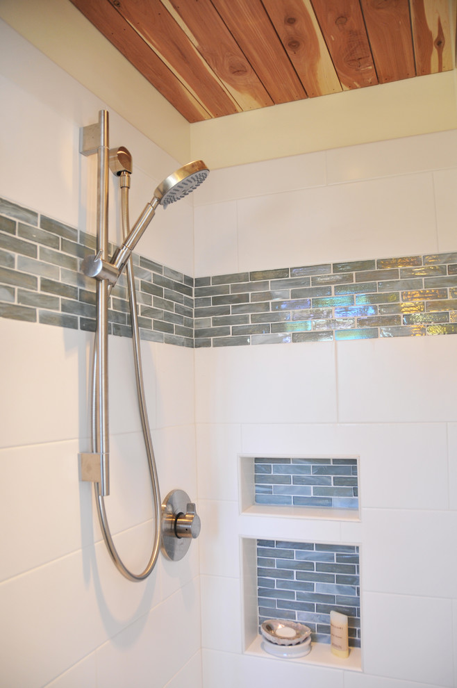 Réalisation d'une petite douche en alcôve design avec un carrelage blanc, un mur jaune et une vasque.
