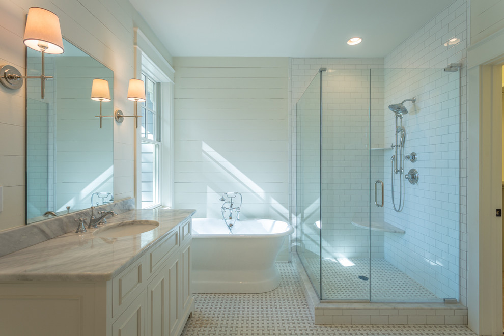 Idéer för att renovera ett mellanstort vintage badrum med dusch, med luckor med infälld panel, vita skåp, ett fristående badkar, en hörndusch, vit kakel, tunnelbanekakel, vita väggar, klinkergolv i keramik, ett undermonterad handfat, marmorbänkskiva, vitt golv och med dusch som är öppen