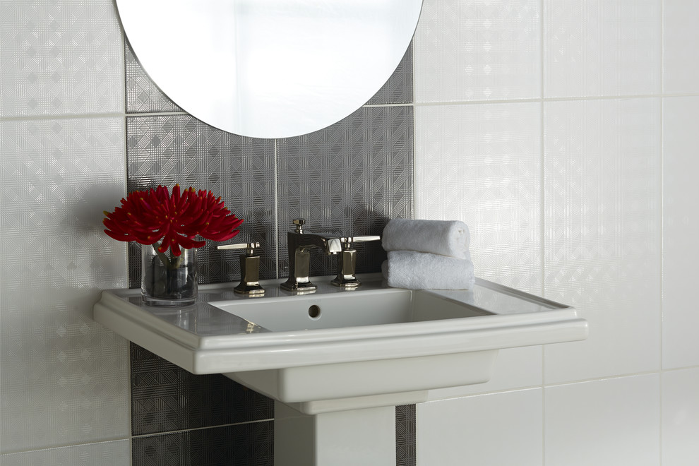 Immagine di una stanza da bagno minimal con piastrelle in ceramica