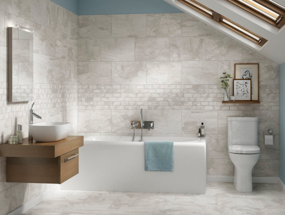 Идея дизайна: большая главная ванная комната в восточном стиле с фасадами цвета дерева среднего тона, отдельно стоящей ванной, унитазом-моноблоком, синими стенами, полом из керамической плитки, настольной раковиной и столешницей из дерева