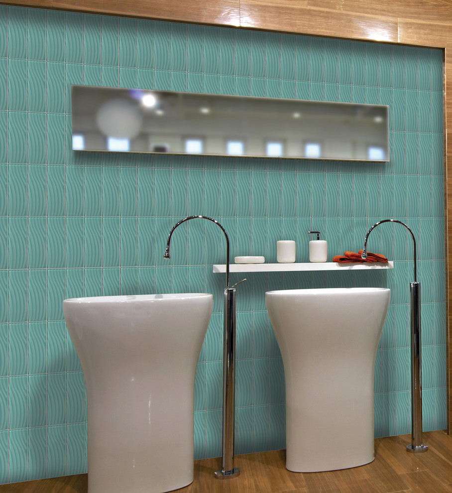 На фото: большая главная ванная комната в стиле модернизм с синей плиткой, стеклянной плиткой, плоскими фасадами, фасадами цвета дерева среднего тона, раздельным унитазом, синими стенами, полом из керамогранита, раковиной с пьедесталом и столешницей из искусственного кварца с