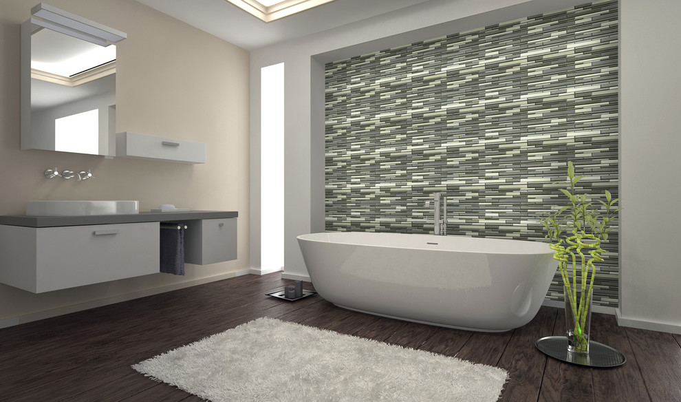Пример оригинального дизайна: ванная комната в современном стиле с стеклянной плиткой, двойным душем, раздельным унитазом, бежевой плиткой, черной плиткой, черно-белой плиткой, коричневой плиткой, разноцветной плиткой, бежевыми стенами и полом из керамогранита