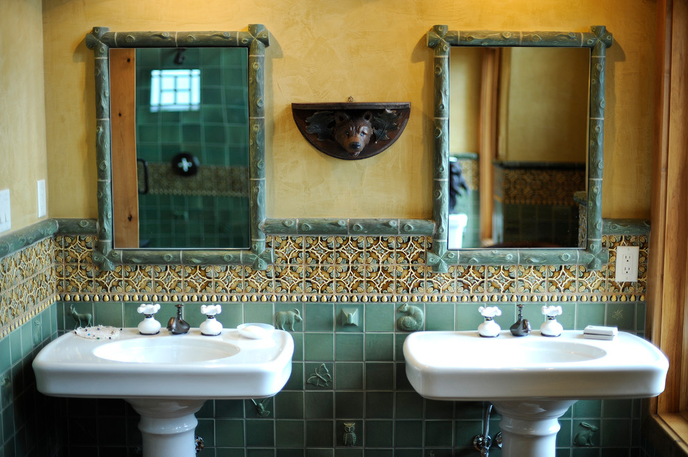 Свежая идея для дизайна: ванная комната в стиле рустика с раковиной с пьедесталом - отличное фото интерьера