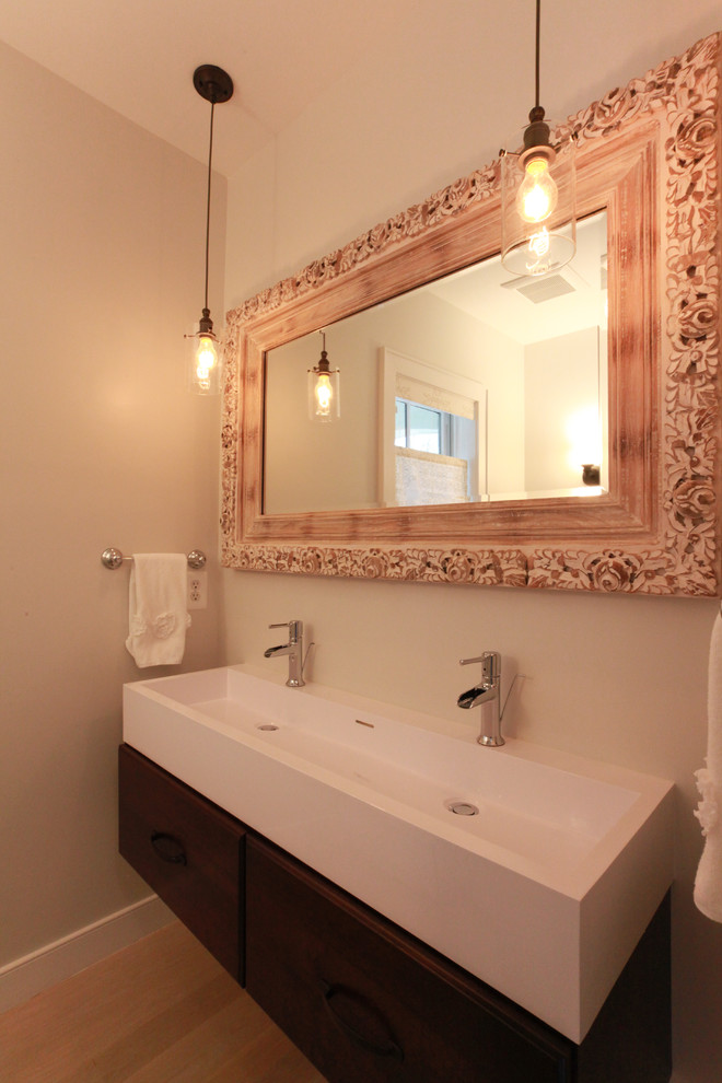 Свежая идея для дизайна: ванная комната в современном стиле с раковиной с несколькими смесителями - отличное фото интерьера