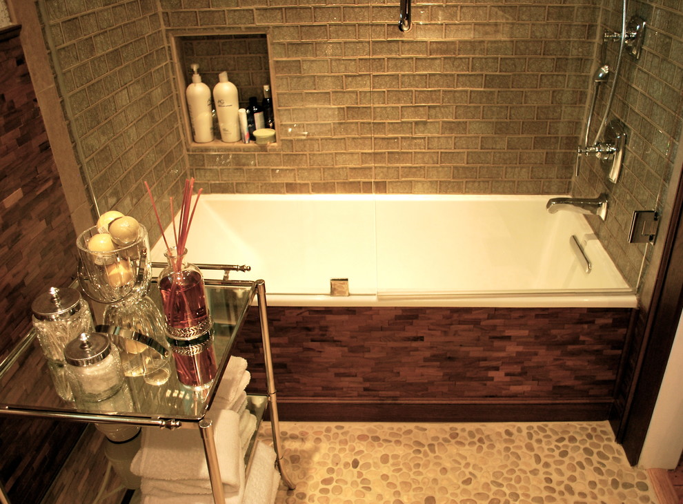 Exemple d'une salle de bain principale craftsman avec une baignoire en alcôve, un carrelage marron et un carrelage imitation parquet.