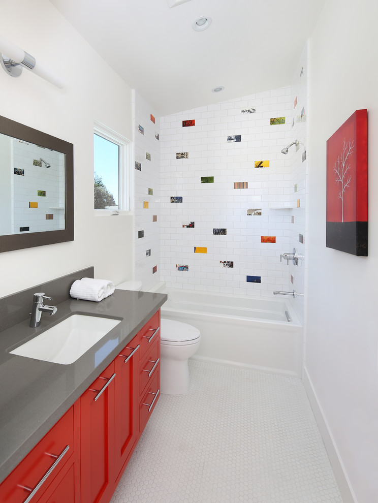 サンフランシスコにあるトランジショナルスタイルのおしゃれな浴室 (アンダーカウンター洗面器、赤いキャビネット、アルコーブ型浴槽、シャワー付き浴槽	、マルチカラーのタイル、白い壁) の写真