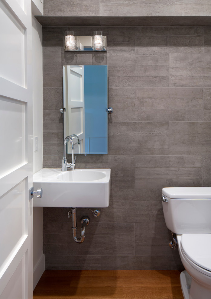 Modelo de cuarto de baño contemporáneo pequeño con sanitario de dos piezas, baldosas y/o azulejos grises, baldosas y/o azulejos de terracota, paredes grises, suelo de madera en tonos medios, aseo y ducha y encimera de mármol