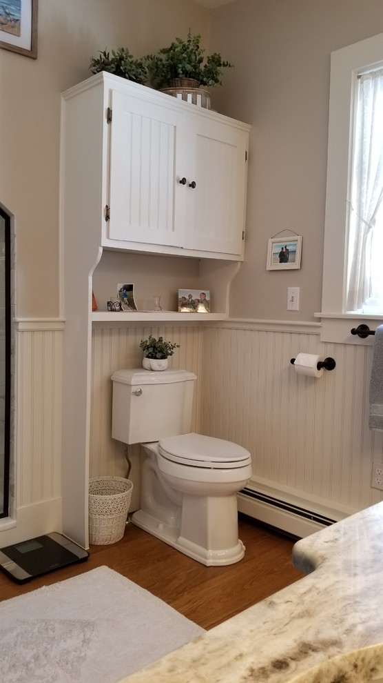 Exemple d'une petite salle de bain nature avec un placard à porte shaker, des portes de placard blanches, WC séparés, un mur beige, un sol en bois brun, un lavabo encastré, un plan de toilette en quartz, un sol marron, une cabine de douche à porte battante et un plan de toilette multicolore.