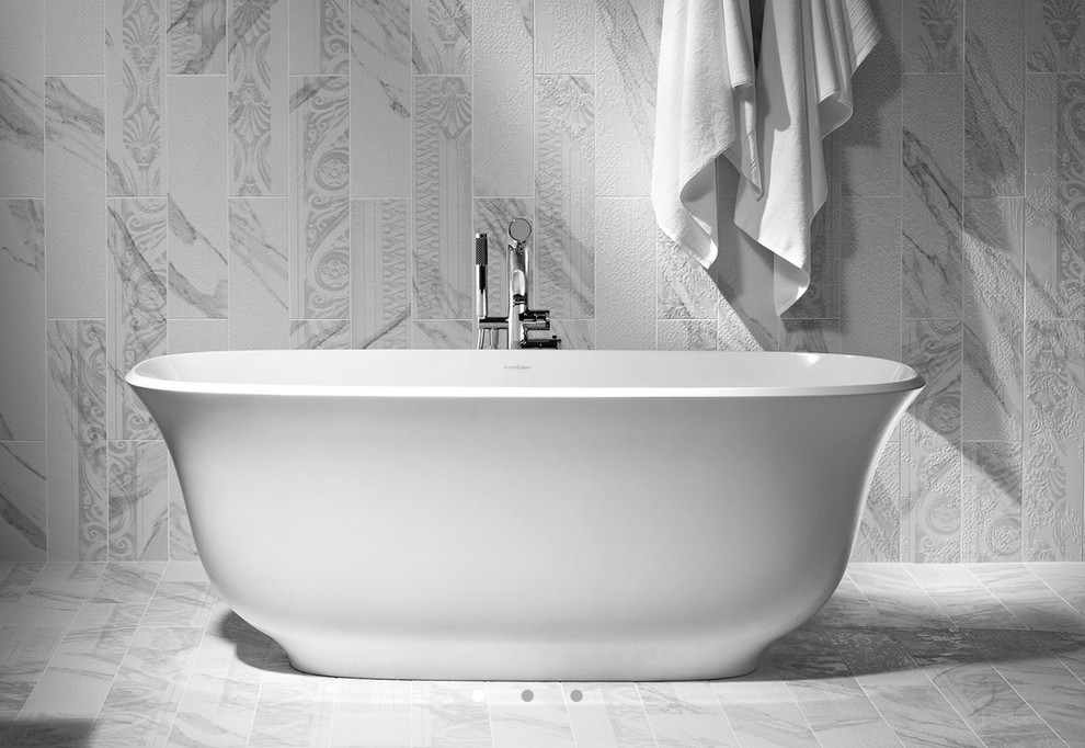 Immagine di una stanza da bagno padronale minimalista di medie dimensioni con vasca freestanding, piastrelle grigie, piastrelle in gres porcellanato, pareti grigie e pavimento in gres porcellanato