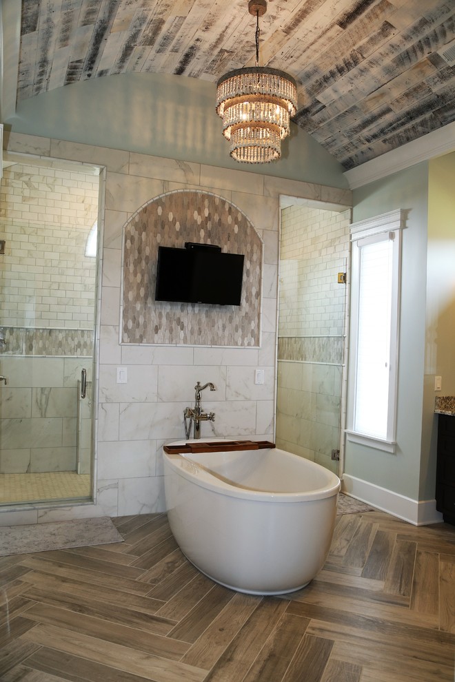 Réalisation d'une grande salle de bain principale design en bois foncé avec un placard en trompe-l'oeil, une baignoire indépendante, une douche double, WC séparés, un carrelage blanc, du carrelage en marbre, un mur vert, parquet clair, un lavabo encastré et un plan de toilette en granite.