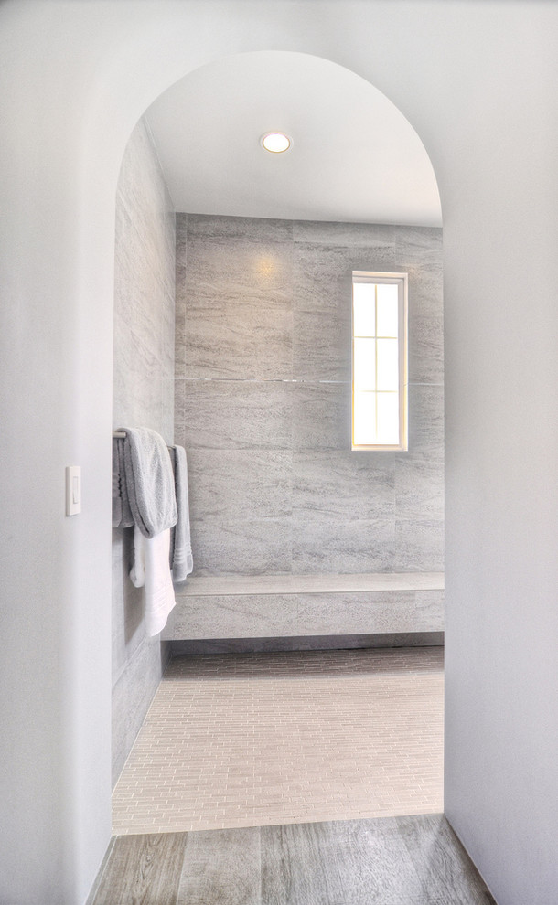 Exempel på ett mycket stort modernt en-suite badrum, med släta luckor, vita skåp, ett fristående badkar, en öppen dusch, en toalettstol med hel cisternkåpa, grå kakel, keramikplattor, grå väggar, klinkergolv i keramik, ett fristående handfat och bänkskiva i kvarts