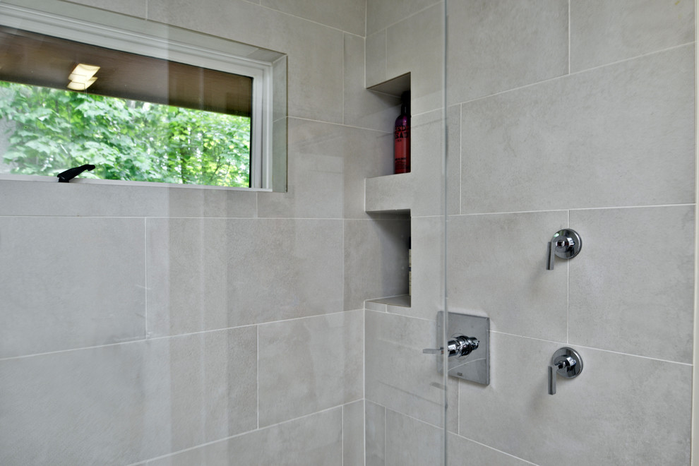 Пример оригинального дизайна: маленькая главная ванная комната в стиле шебби-шик с фасадами в стиле шейкер, белыми фасадами, открытым душем, унитазом-моноблоком, серой плиткой, керамогранитной плиткой, серыми стенами, светлым паркетным полом, врезной раковиной, столешницей из гранита, коричневым полом, открытым душем и серой столешницей для на участке и в саду