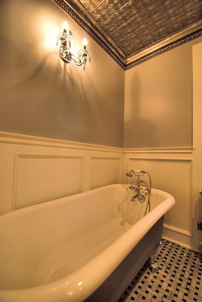 Пример оригинального дизайна: главная ванная комната среднего размера в классическом стиле с настольной раковиной, фасадами островного типа, фасадами цвета дерева среднего тона, столешницей из гранита, ванной на ножках, душем в нише, унитазом-моноблоком, разноцветной плиткой, керамогранитной плиткой, серыми стенами и мраморным полом