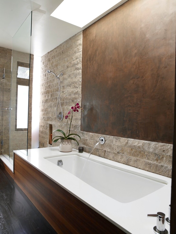 Foto de cuarto de baño principal rural grande con bañera encastrada sin remate, ducha empotrada, baldosas y/o azulejos de piedra, paredes marrones y suelo de madera oscura