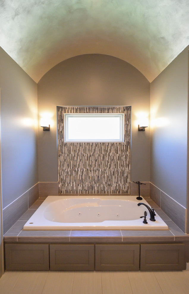 Idee per una grande stanza da bagno padronale classica con ante in stile shaker, ante grigie, vasca ad alcova, piastrelle grigie, piastrelle in ceramica, pareti grigie e pavimento con piastrelle in ceramica
