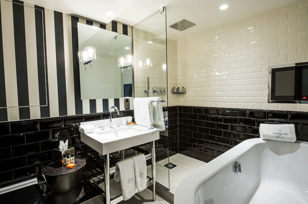 Foto di una stanza da bagno design con lavabo a consolle