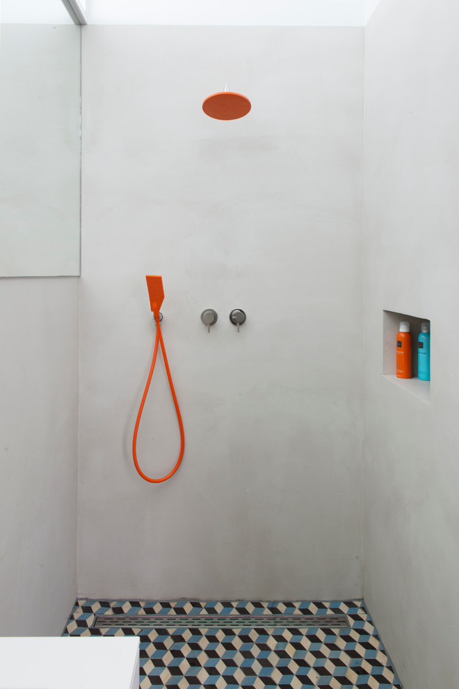 Inspiration för små moderna badrum, med vita skåp, en öppen dusch, flerfärgad kakel, cementkakel, grå väggar, klinkergolv i keramik, ett piedestal handfat och bänkskiva i kvarts