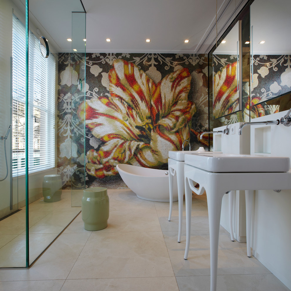 Идея дизайна: ванная комната в современном стиле с отдельно стоящей ванной, открытым душем, раковиной с пьедесталом и открытым душем