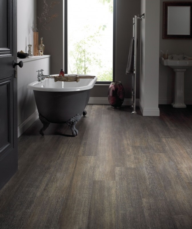 Idée de décoration pour une salle de bain principale design de taille moyenne avec un mur blanc, un lavabo de ferme, un sol marron, une baignoire sur pieds et un sol en vinyl.