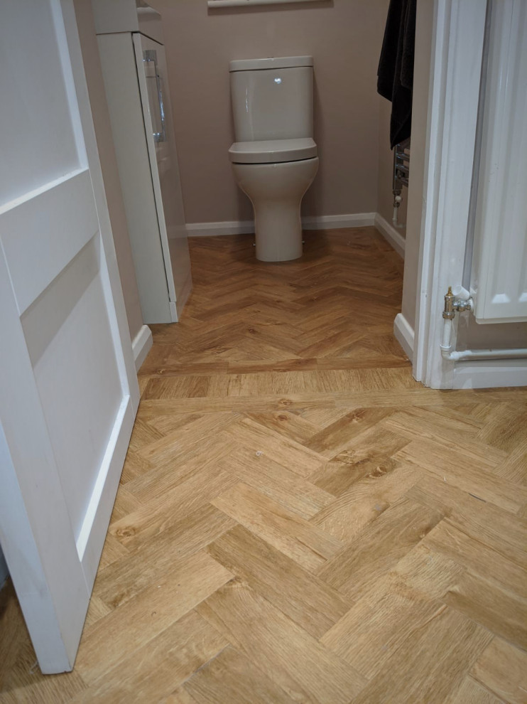 Inspiration for a small traditional bathroom in Hertfordshire with a one-piece toilet, beige walls, vinyl flooring and brown floors.