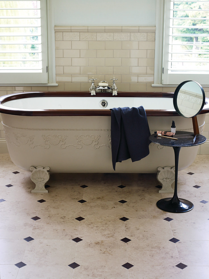 Réalisation d'une salle de bain principale tradition de taille moyenne avec une baignoire sur pieds, un mur gris, un sol en carrelage de céramique et un sol beige.