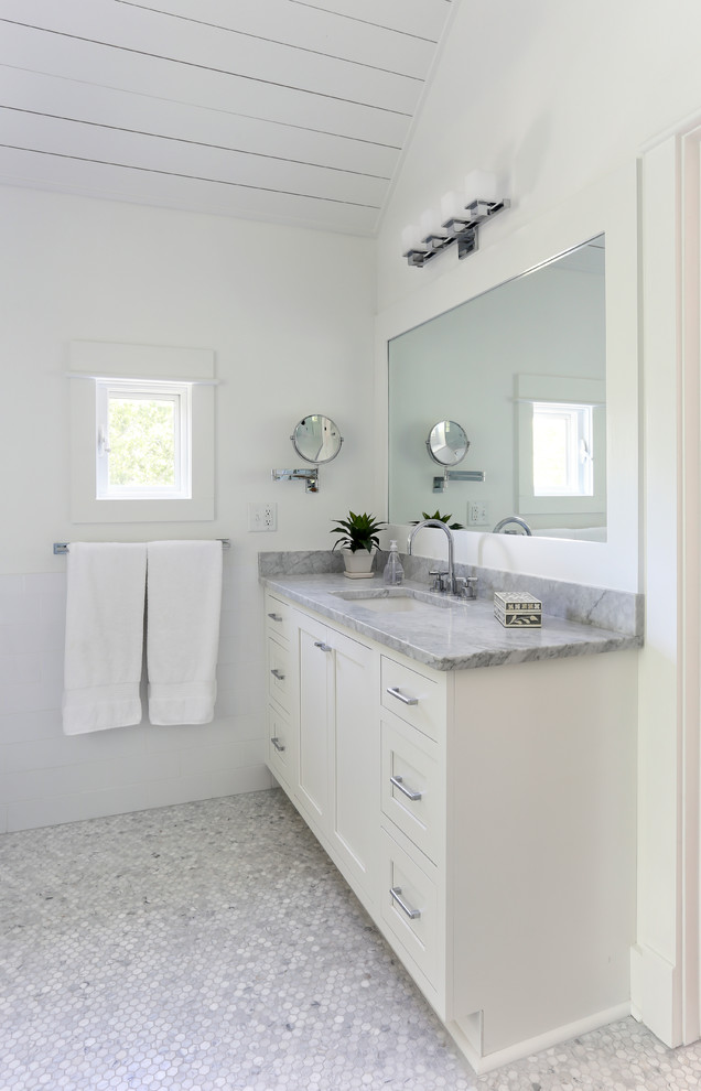 Идея дизайна: ванная комната в стиле неоклассика (современная классика) с врезной раковиной, фасадами в стиле шейкер, белыми фасадами, плиткой мозаикой, полом из мозаичной плитки и серой плиткой