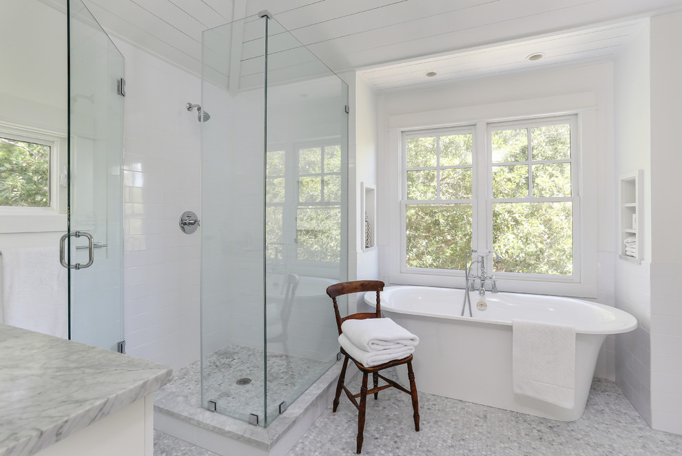 Diseño de cuarto de baño tradicional renovado con bañera exenta y ventanas