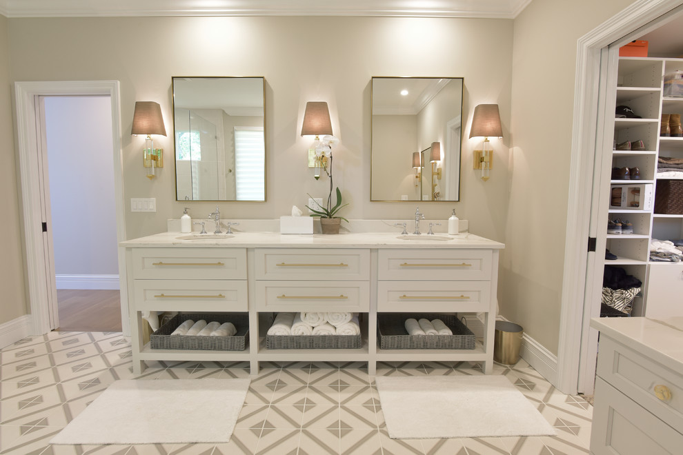 Bild på ett mellanstort vintage en-suite badrum, med luckor med infälld panel, vita skåp, ett fristående badkar, en hörndusch, vit kakel, porslinskakel, beige väggar, cementgolv, ett undermonterad handfat, marmorbänkskiva, flerfärgat golv och dusch med gångjärnsdörr