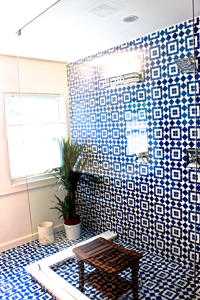 Exemple d'une salle de bain principale craftsman en bois foncé de taille moyenne avec un placard à porte plane, une douche ouverte, un carrelage bleu, des carreaux de béton, un mur blanc, tomettes au sol, un lavabo encastré et un plan de toilette en quartz.