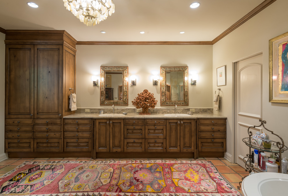 Modelo de cuarto de baño bohemio grande con armarios con paneles con relieve, puertas de armario de madera oscura y encimera de granito