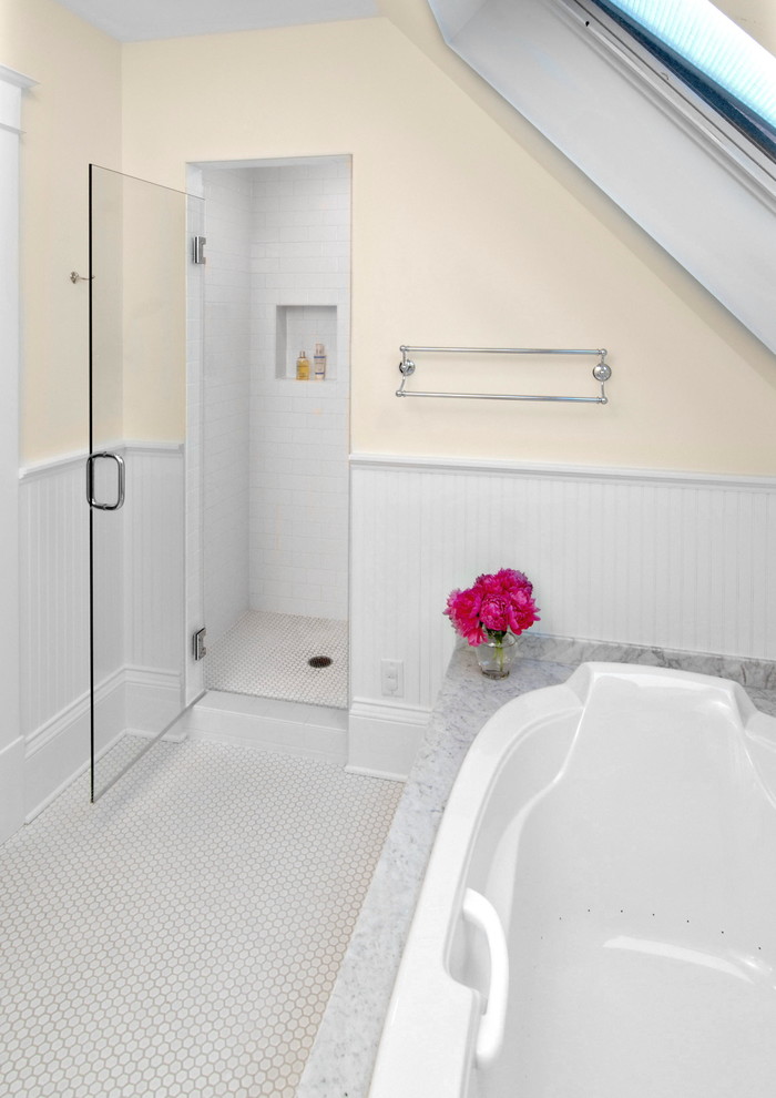 Идея дизайна: главная ванная комната в стиле кантри с врезной раковиной, фасадами с утопленной филенкой, белыми фасадами, мраморной столешницей, накладной ванной, душем в нише, раздельным унитазом, белой плиткой, керамогранитной плиткой, желтыми стенами и полом из керамогранита