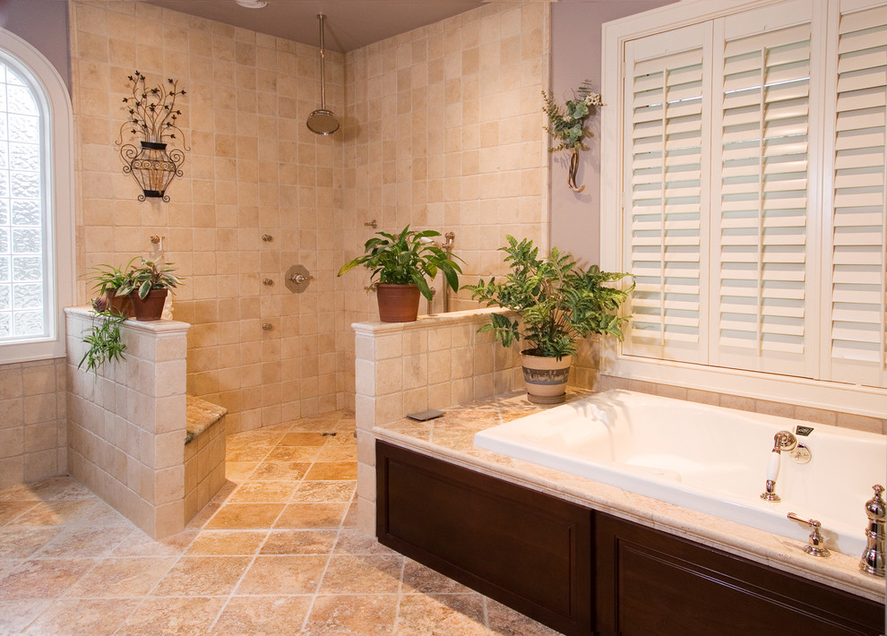 Exempel på ett stort klassiskt en-suite badrum, med ett undermonterad handfat, luckor med upphöjd panel, skåp i mörkt trä, granitbänkskiva, ett platsbyggt badkar, en öppen dusch, en toalettstol med hel cisternkåpa, beige kakel, stenkakel, lila väggar och marmorgolv