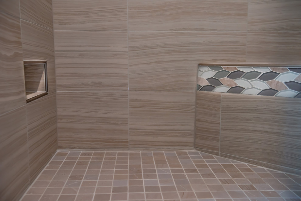 Immagine di una stanza da bagno eclettica di medie dimensioni