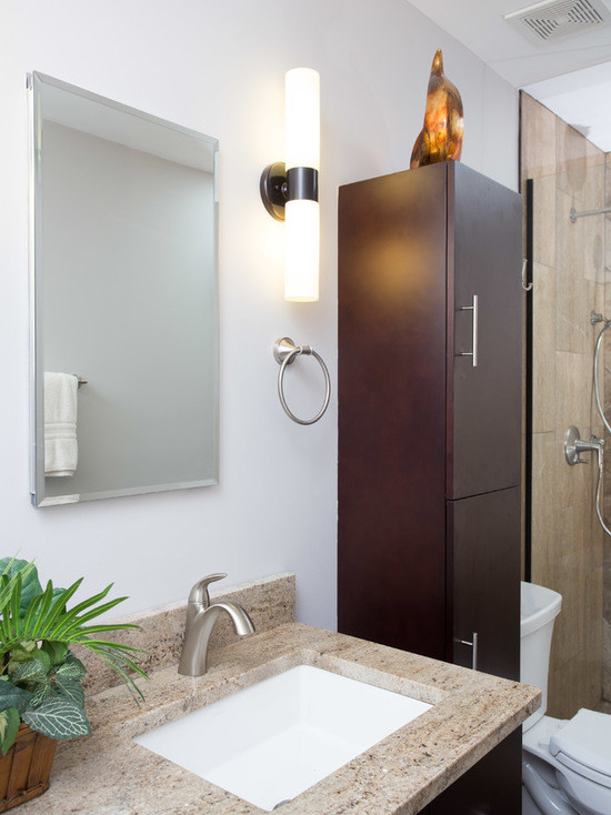 Идея дизайна: главная ванная комната среднего размера в стиле неоклассика (современная классика) с плоскими фасадами, темными деревянными фасадами, душем в нише, раздельным унитазом, разноцветной плиткой, каменной плиткой, серыми стенами, полом из керамогранита, врезной раковиной и столешницей из гранита