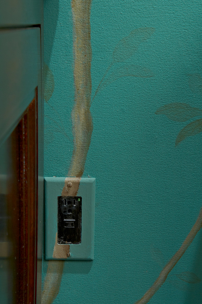 Bild på ett litet orientaliskt svart svart badrum med dusch, med luckor med infälld panel, skåp i mörkt trä, en dusch i en alkov, en toalettstol med separat cisternkåpa, vit kakel, tunnelbanekakel, blå väggar, cementgolv, ett undermonterad handfat, bänkskiva i akrylsten, beiget golv och dusch med gångjärnsdörr