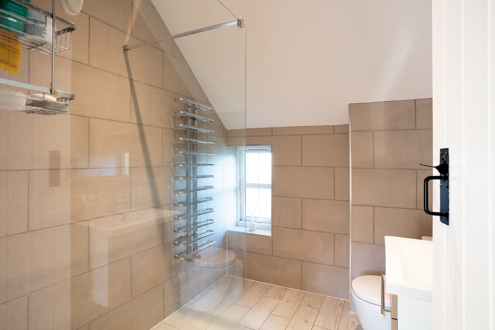 Ejemplo de cuarto de baño clásico de tamaño medio con ducha abierta
