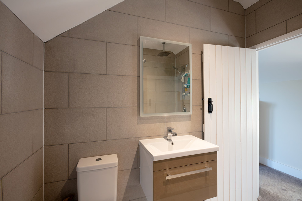 На фото: ванная комната среднего размера в классическом стиле с открытым душем с