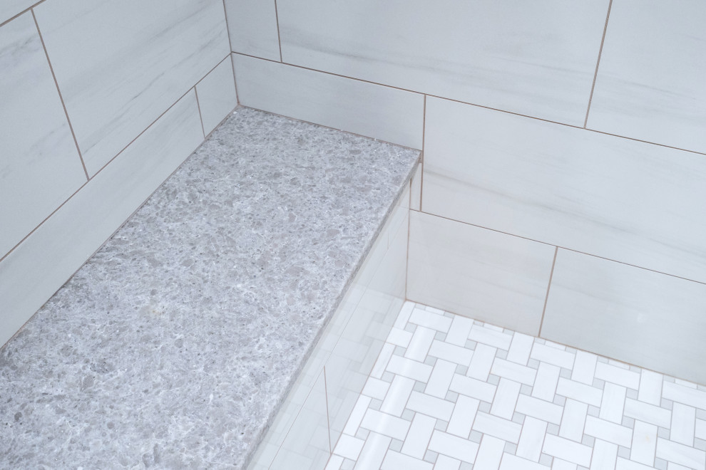 Klassisk inredning av ett mellanstort grå grått en-suite badrum, med skåp i shakerstil, skåp i mellenmörkt trä, en dusch i en alkov, en toalettstol med separat cisternkåpa, vit kakel, porslinskakel, grå väggar, klinkergolv i porslin, ett undermonterad handfat, bänkskiva i kvarts, grått golv och dusch med skjutdörr