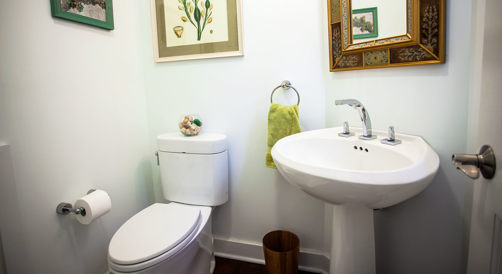 Modelo de cuarto de baño tradicional renovado con lavabo con pedestal, paredes blancas y aseo y ducha