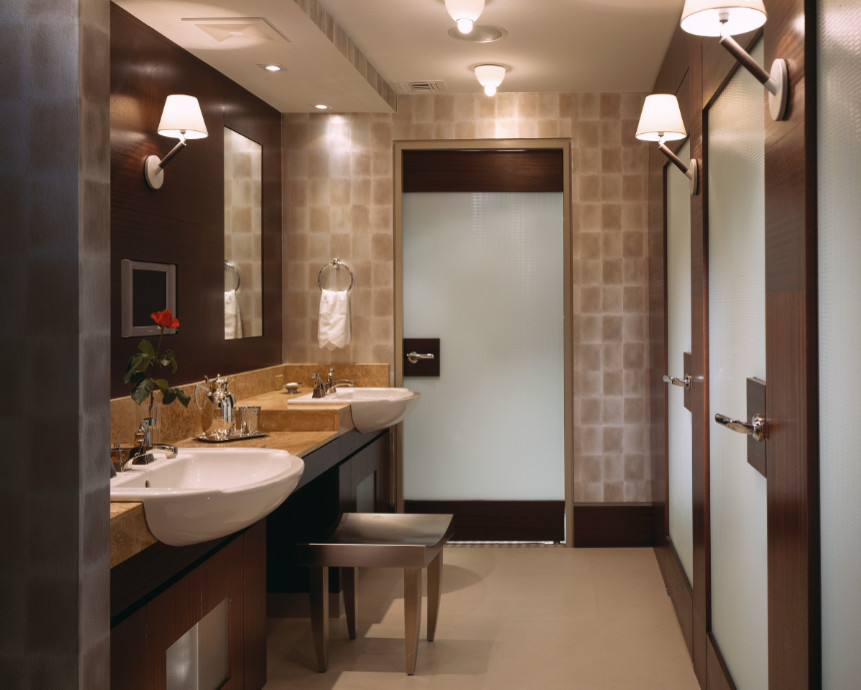 Exemple d'un grand sauna tendance en bois foncé avec un lavabo intégré, un placard à porte vitrée, un plan de toilette en marbre, un mur beige et un sol en marbre.
