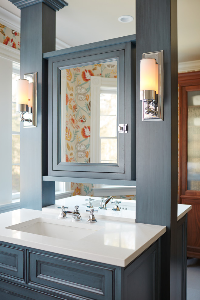 Immagine di una stanza da bagno padronale chic con ante a filo, ante blu, pareti multicolore, pavimento con piastrelle in ceramica, lavabo sottopiano e top in quarzo composito