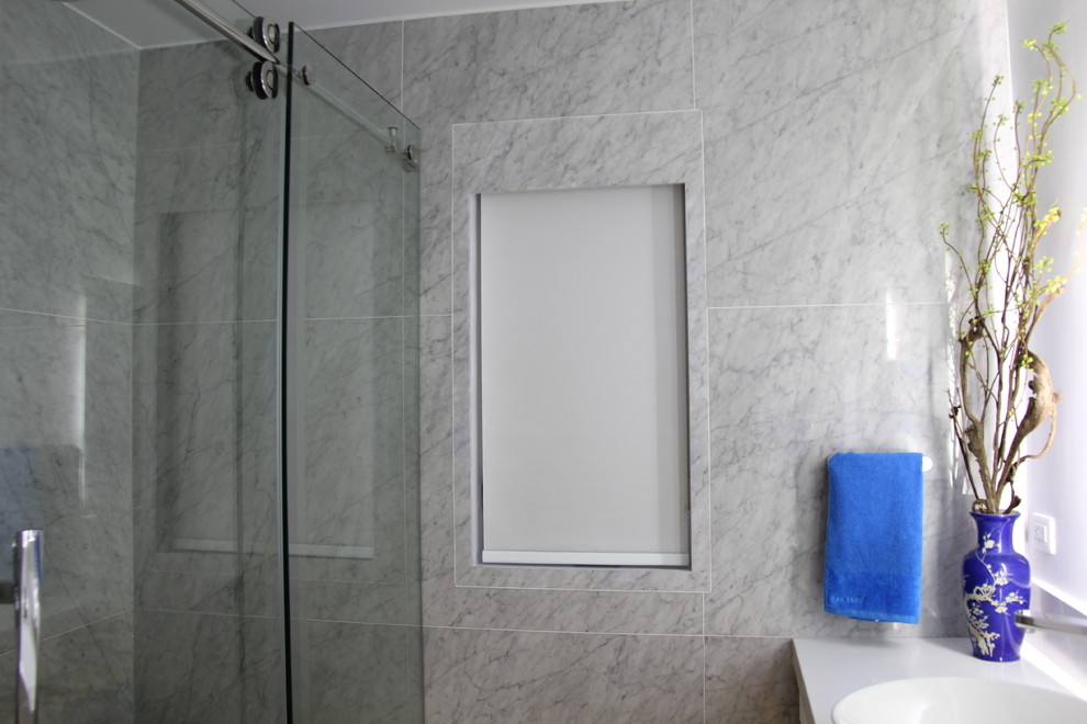 Пример оригинального дизайна: большая главная ванная комната в современном стиле с плоскими фасадами, белыми фасадами, душем в нише, серыми стенами и настольной раковиной